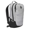 Una mochila gris y negra con cremallera y correas ajustables ofrece un diseño minimalista. El logotipo y el texto "Bullet 16" están elegantemente colocados en la parte inferior, lo que refleja una estética elegante que recuerda a la elegancia de Black Diamond.