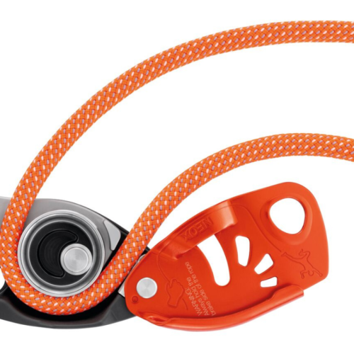 Vista detallada de una cuerda de escalada naranja enhebrada a través de un Asegurador Petzl Neox rojo-naranja con un mecanismo de polea plateado. El dispositivo incluye un mango ergonómico, ofrece Frenado Asistido y muestra instrucciones de seguridad en su superficie sobre un fondo blanco.