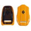 Dos cuñas texturizadas (una marrón oscura translúcida y otra naranja) reflejan la precisión de los crampones Black Diamond Sabretooth Pro. La cuña naranja tiene una forma angular, mientras que la marrón incluye un corte rectangular en la parte inferior.