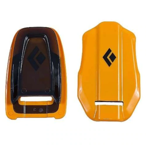 Dos cuñas texturizadas (una marrón oscura translúcida y otra naranja) reflejan la precisión de los crampones Black Diamond Sabretooth Pro. La cuña naranja tiene una forma angular, mientras que la marrón incluye un corte rectangular en la parte inferior.