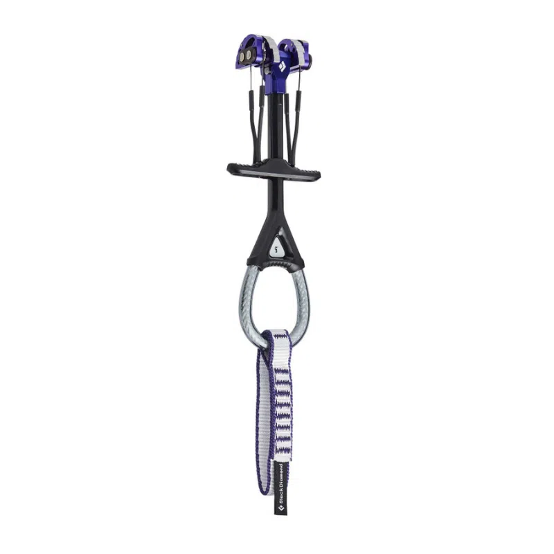 El Camalot Black Diamond Ultralight, en violeta y negro, se muestra sobre un fondo blanco. Cuenta con un vástago flexible, una eslinga de nailon cosida ultraliviana y múltiples lóbulos para colocarlo de forma segura en grietas de rocas.