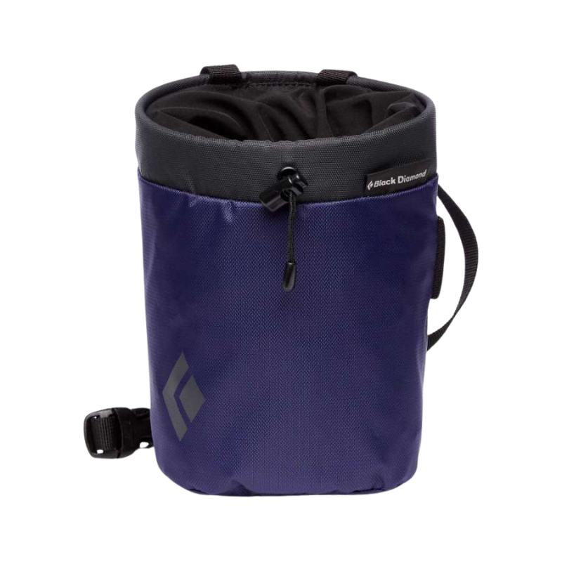 La bolsa para magnesio de escalada Blue Mojo Repo de Black Diamond tiene una parte superior gris oscuro y un cordón ajustable. Incluye un asa pequeña, una hebilla de clip negra en la base y un logotipo sutil en el frente. Perfecta para guardar tu magnesio con estilo y facilidad.