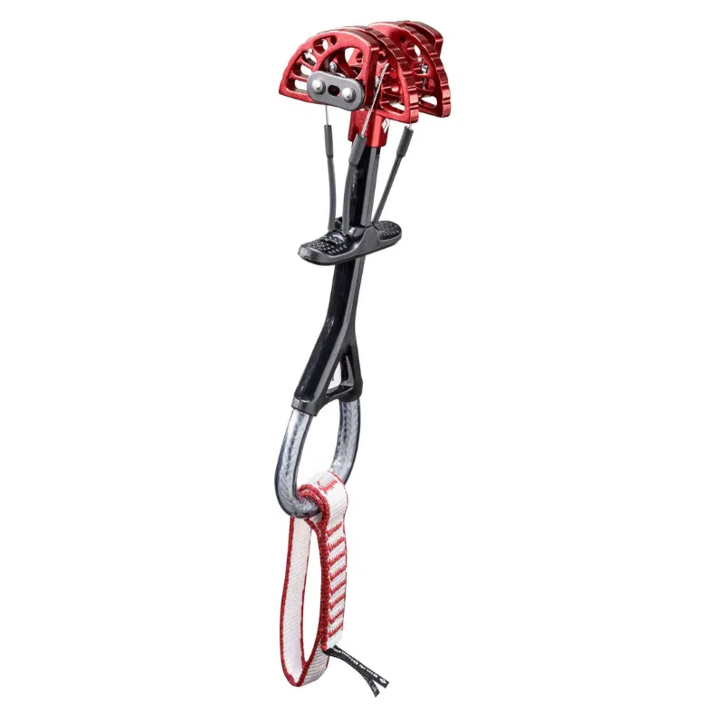 Presentamos el Camalot Black Diamond Ultralight, un bastón de escalada rojo diseñado con ejes dobles y una varilla flexible. Su construcción de metal se complementa con una correa de tela adjunta que presenta un patrón de rayas, lo que brinda protección confiable para escalar rocas y mantiene el peso al mínimo.