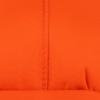 Un primer plano de la tela naranja brillante de una bolsa seca liviana Sea To Summit muestra una textura suave y costuras visibles a lo largo de la costura vertical, lo que resalta la precisión y la artesanía típicas de este conjunto de bolsas secas.