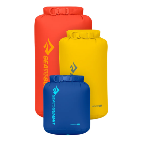 El Set de Bolsas Secas Sea To Summit incluye tres bolsas secas ligeras en rojo, amarillo y azul. Perfectas para mantener tus pertenencias secas durante tus aventuras al aire libre, las bolsas con logo se presentan con la más grande en la parte trasera y la más pequeña en la delantera.