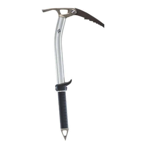 El piolet Venom de Black Diamond es un piolet plateado que cuenta con una punta dentada y una azuela ergonómica, complementadas con un mango de agarre negro. Diseñado para escalada y montañismo, cuenta con un mango curvado y una pequeña punta en la parte inferior para una mayor precisión.