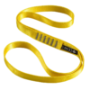 Una eslinga de escalada de color amarillo brillante, similar en durabilidad a una eslinga de nailon Black Diamond Runner, tiene una etiqueta negra marcada "0082". La eslinga de color amarillo forma un bucle suelto, con su superficie lisa elaborada con material resistente.