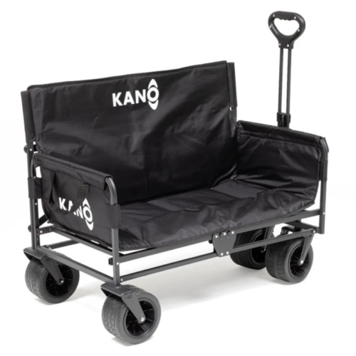 El "Carro Kano Convertible en Sillón Sherpa Seat" es un carrito utilitario plegable negro diseñado para brindar la máxima comodidad. Con cuatro ruedas grandes y un asa para jalar con facilidad, este espacioso carrito es perfecto para transportar objetos sin esfuerzo. Su diseño resistente y versátil lo hace ideal para cualquier aventura, con el beneficio adicional de un asiento Sherpa convertible.