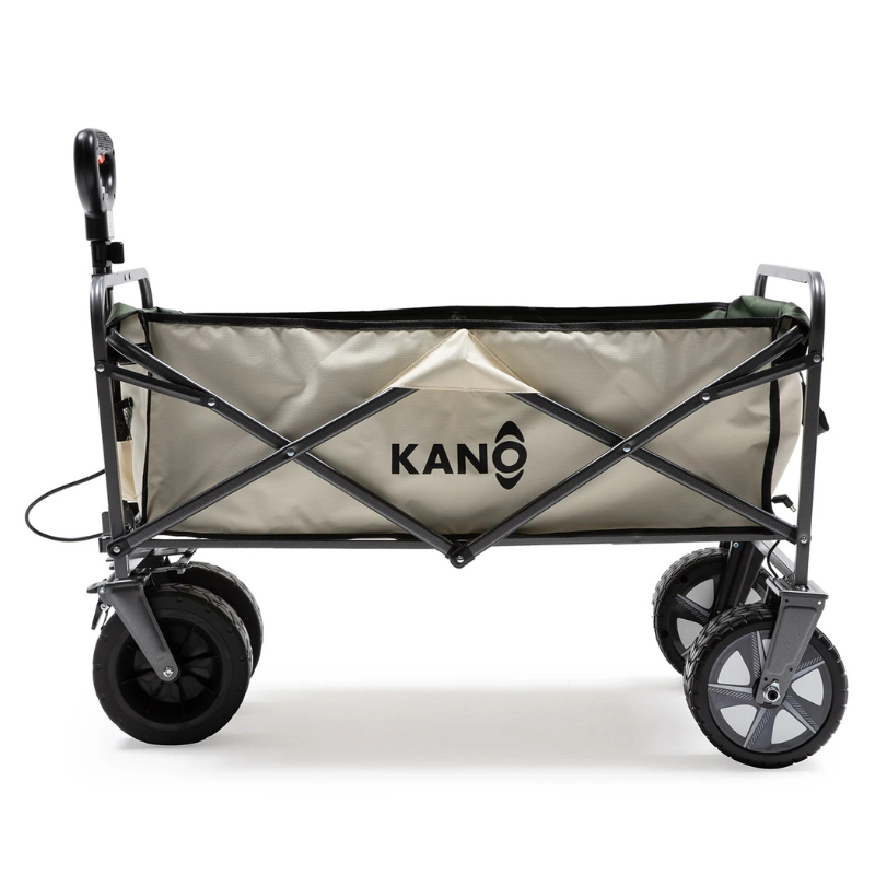 El Carro de Transporte Eléctrico Kano Sherpa Turbo Plegable es un carro plegable de color beige que cuenta con ruedas negras, un asa de tracción y un marco de metal resistente con "KANO" impreso en el costado, lo que lo hace ideal para transportar artículos sin esfuerzo al aire libre.