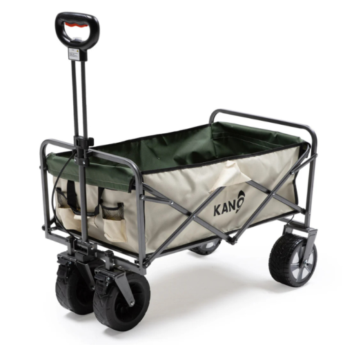Presentamos el Carro de Transporte Eléctrico Kano Sherpa Turbo Plegable: un carro utilitario plegable con un cuerpo de tela beige y verde, con la marca "Kano", que cuenta con un marco de metal resistente. Está equipado con cuatro ruedas grandes y un asa ajustable para transportar artículos fácilmente.