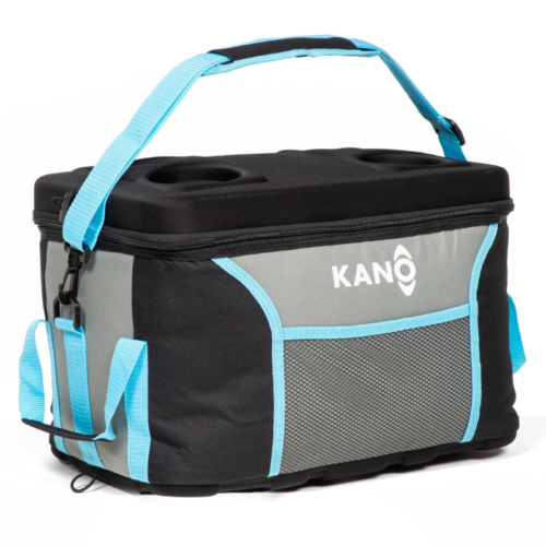 Presentamos la hielera blanda plegable Kano de 45 l de Tyndall, una hielera blanda con aislamiento en negro y gris con detalles en azul y un práctico asa. Este elegante modelo incluye un bolsillo de malla en la parte delantera, un cierre de cremallera superior y la marca "KANO" en un lateral.