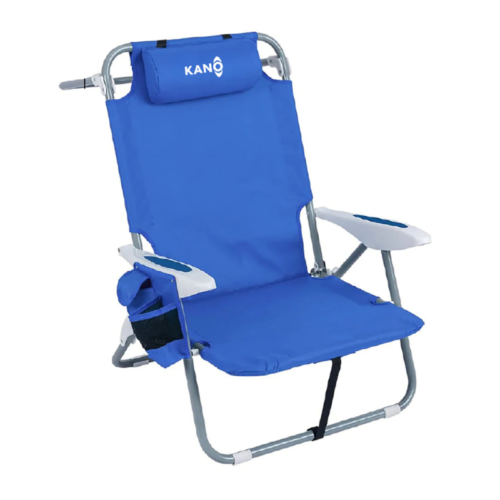 La Silla Mochila Kano Mehuin es una silla de playa plegable de color azul que cuenta con un armazón y apoyabrazos de metal. Cuenta con una almohada ajustable, un práctico portavasos lateral y la marca "Kano" elegantemente impresa en el reposacabezas.