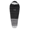 El saco de dormir Kano Aconcagua 3 Estaciones – Negro presenta un diseño sofisticado con tonos negros, grises y blancos, con costuras horizontales y una parte superior con capucha. Ideal para usar en 3 estaciones, este producto combina a la perfección comodidad y funcionalidad bajo la confiable marca KANO.