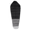 El Saco de Dormir Kano Aconcagua 3 Estaciones – Negro es un saco de dormir tipo momia en color negro y gris ideal para acampar. Diseñado específicamente para 3 estaciones, incluye una capucha para mejorar la calidez. La parte superior del saco es negra y se vuelve gris gradualmente hacia la parte inferior. Se presenta plano sobre un fondo blanco, mostrando su elegante diseño.
