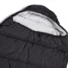 El saco de dormir Kano Aconcagua 3 Estaciones – Negro, con un interior gris contrastante, es perfecto para los aventureros que buscan comodidad y estilo. Se muestra sobre un fondo blanco y está parcialmente abierto para mostrar su acogedor forro interior y la parte de la capucha.