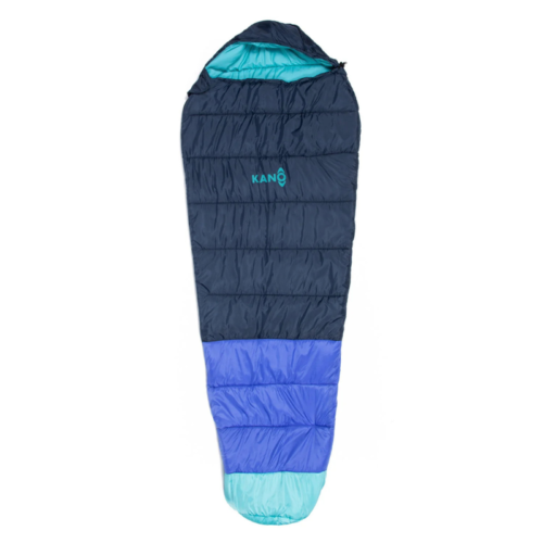 Presentamos el Saco de Dormir Kano Aconcagua 3 Estaciones en un impresionante color negro, un saco de dormir estilo momia ideal para tus necesidades de acampada. Con costuras horizontales y una capucha verde azulado, este saco de dormir garantiza calidez y comodidad durante tus aventuras al aire libre. Experimenta una calidad de primer nivel con la palabra "KANO" destacada en el frente.