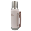 El termo Mate Stanley System Classic de 1,2 l presenta un elegante diseño de acero inoxidable con un cuerpo de color gris rosado y un asa a juego. Incluye una tapa de rosca y muestra de forma destacada el logotipo clásico de Stanley en un lateral.
