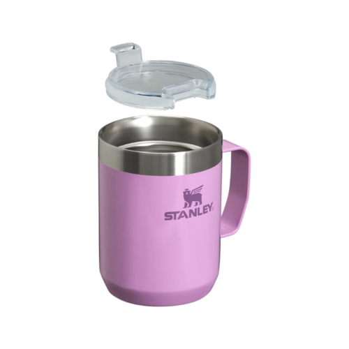 Una taza Stanley de color lila brillante con interior de acero inoxidable y tapa transparente desmontable. Ideal como taza para acampar, cuenta con un asa resistente y el logotipo de la marca en un lugar destacado en el frente. La tapa se muestra ligeramente levantada por encima de la taza Stanley para acampar, lista para tu próxima aventura.