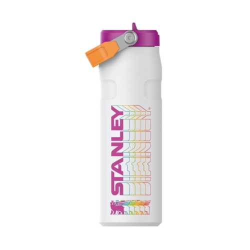 La botella Stanley AeroLight Flip Straw de 710 ml presenta un colorido logotipo "STANLEY" y un diseño abstracto. Tiene una tapa violeta con una pajita abatible de color naranja y gris, que combina estilo y funcionalidad.