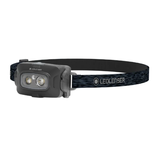 La linterna frontal Led Lenser HF4R Core 500lm es una linterna frontal LED negra con dos elementos de luz circulares en una correa ajustable. La palabra "Ledlenser" está impresa en la elegante banda para la cabeza, lo que muestra un diseño moderno para una mayor funcionalidad y uso en exteriores.