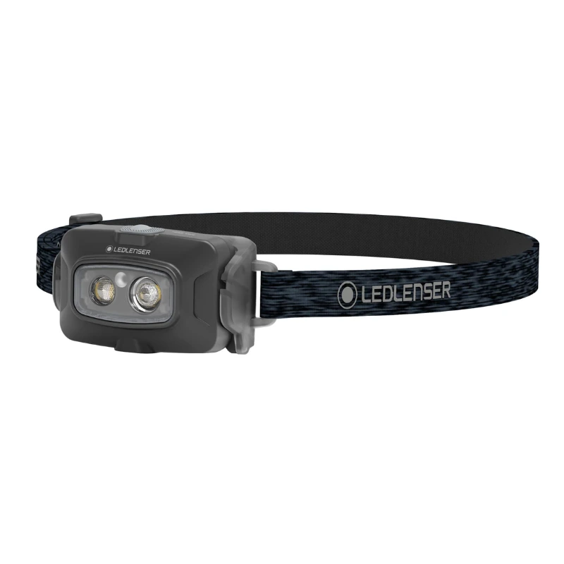 La linterna frontal Led Lenser HF4R Core 500lm es una linterna frontal LED negra con dos elementos de luz circulares en una correa ajustable. La palabra "Ledlenser" está impresa en la elegante banda para la cabeza, lo que muestra un diseño moderno para una mayor funcionalidad y uso en exteriores.