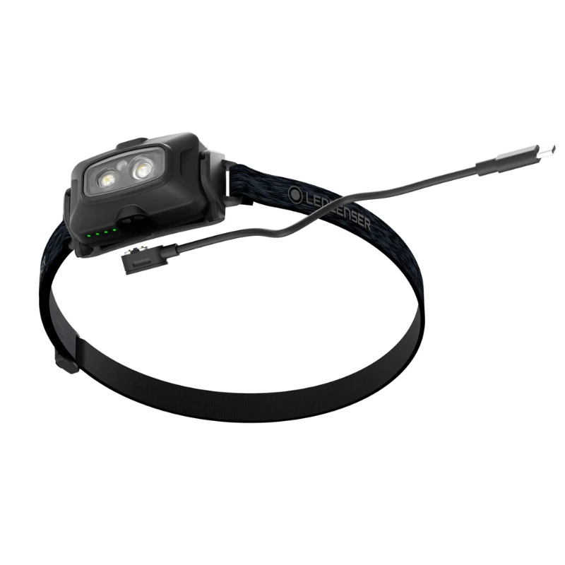 La Linterna Frontal Led Lenser HF4R Core 500lm presenta un elegante diseño negro, una correa ajustable, luces LED duales, un cable de carga lateral y una pequeña luz verde de estado de batería para mantenerte listo para la aventura.