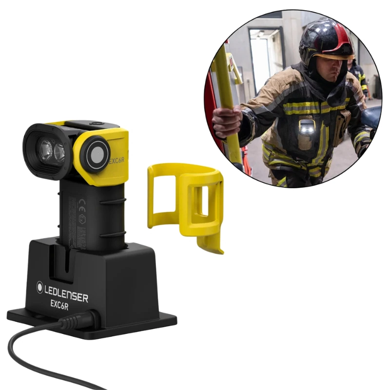 La Linterna recargable Led Lenser EXC6R Atex 300lm, una linterna LED amarilla y negra, se muestra en un soporte con un clip extraíble. En el recuadro se destaca a un bombero con el equipo puesto y la linterna sujeta de forma segura al pecho.