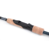Una manija de caña Shimano Catana FX Spinning 702ml con empuñadura de corcho y portacarrete de plástico negro se muestra en diagonal sobre un fondo blanco, mostrando su textura y diseño.