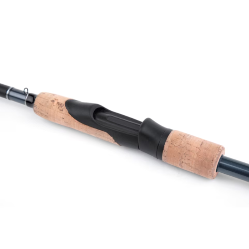 Una manija de caña Shimano Catana FX Spinning 702ml con empuñadura de corcho y portacarrete de plástico negro se muestra en diagonal sobre un fondo blanco, mostrando su textura y diseño.