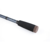 Primer plano del mango de una caña Shimano Catana FX Spinning 702ml con empuñadura de espuma negra y extremo de corcho sobre fondo blanco.