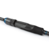 Imagen de primer plano de la caña Caña Shimano SLX Spinning negra de 2,10 m que presenta un elegante portacarrete ergonómico con detalles azules y un mango envuelto en material texturizado para un agarre cómodo.