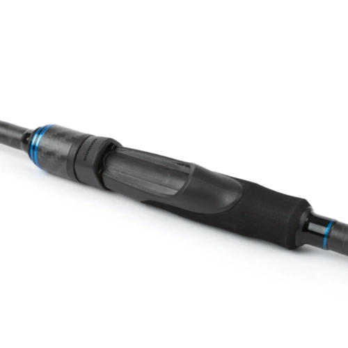 Imagen de primer plano de la caña Caña Shimano SLX Spinning negra de 2,10 m que presenta un elegante portacarrete ergonómico con detalles azules y un mango envuelto en material texturizado para un agarre cómodo.