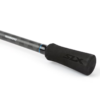 El primer plano muestra el elegante diseño de la caña Shimano SLX Spinning de 2,10 m, que cuenta con una empuñadura negra con las palabras "Shimano" y "SLX" claramente visibles. Un anillo con detalles en azul cerca del mango le suma un aspecto elegante.