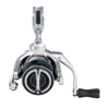 El Carrete Shimano Stradic FM es un carrete de pesca elegante y moderno en color plateado y negro con una bobina circular y un mango ergonómico. Presenta una marca destacada en el lateral sobre un fondo blanco liso.