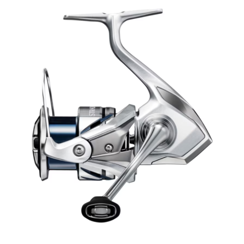 Primer plano de un elegante carrete Shimano Stradic FM en plata y azul con un mango negro sobre un fondo blanco.