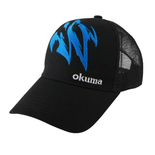 Una elegante gorra de camionero de malla negra con un atrevido diseño gráfico azul y "Gorro Okuma Motif con Malla PA01C018B" bordado en el frente.