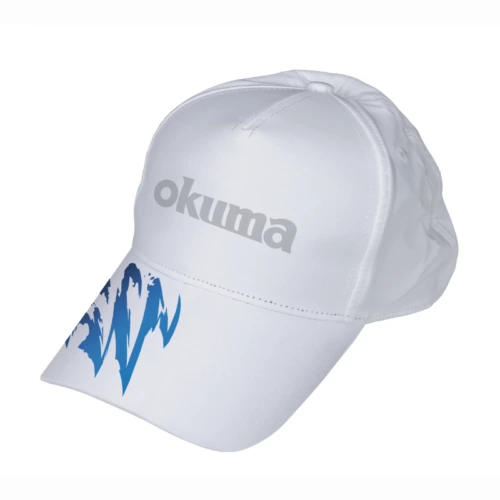 La gorra Okuma Motif Waterproof PA01C023W presenta un elegante diseño blanco con la palabra "okuma" en gris en el frente y un motivo abstracto de ondas azules en el costado. Perfecta para los días soleados, esta gorra es elegante, duradera y cómoda.