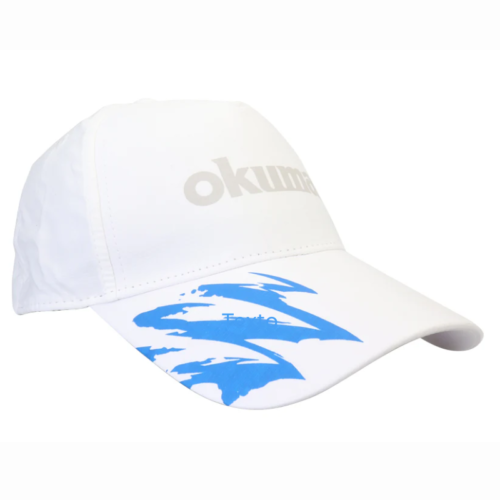 El gorro Okuma Motif con Malla PA01C018B en color blanco muestra la palabra "okuma" en gris claro en el frente. Tiene una visera con un diseño en forma de ondas en color azul y la palabra "Tauta" debajo, lo que le da estilo.