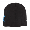 El gorro Okuma Motif Beanie Negro presenta un sutil estampado azul y una pequeña etiqueta en blanco y negro. Su tejido texturizado proporciona un ajuste ceñido y ofrece estilo para cualquier temporada.