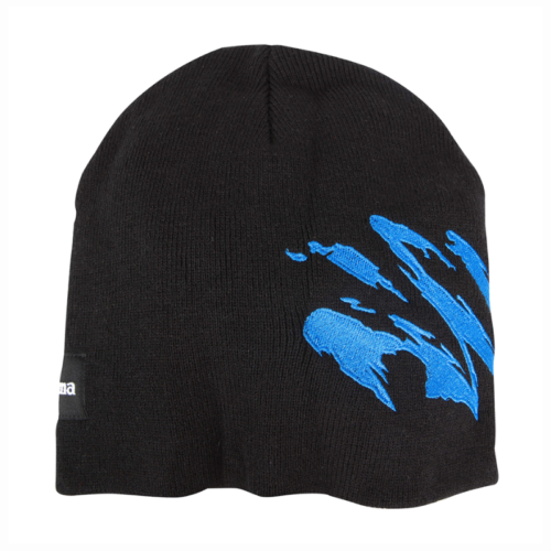 El Gorro Okuma Motif Beanie Negro presenta formas abstractas bordadas en azul en un lado, sobre un fondo blanco.
