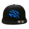 La Gorra Okuma Motif Flat PA01C022K es una elegante gorra negra con un diseño frontal abstracto azul, que presenta una visera plana y una calcomanía "86", que combina a la perfección un estilo moderno y detalles únicos.
