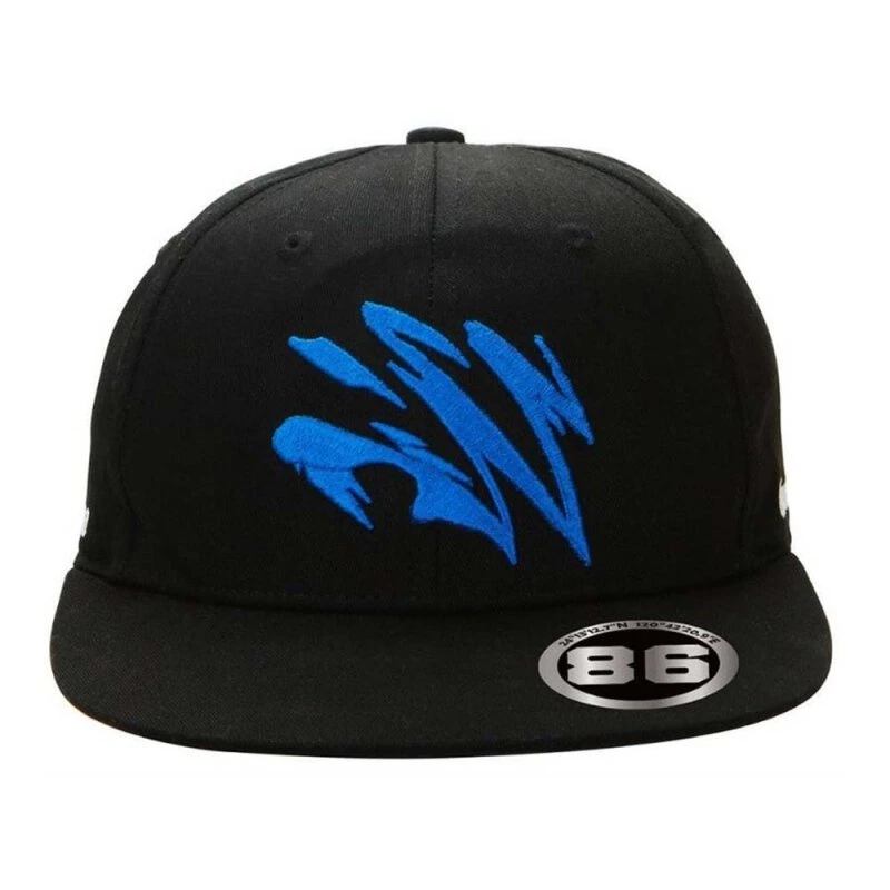 La Gorra Okuma Motif Flat PA01C022K es una elegante gorra negra con un diseño frontal abstracto azul, que presenta una visera plana y una calcomanía "86", que combina a la perfección un estilo moderno y detalles únicos.