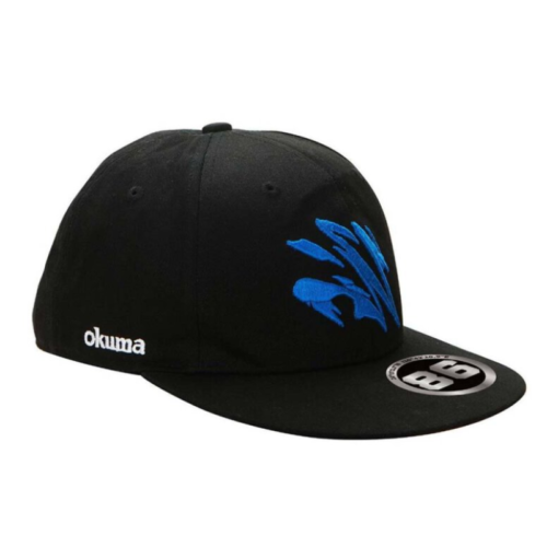 La Gorra Okuma Motif Flat PA01C022K es una elegante gorra negra que presenta un diseño de pez bordado en azul en el frente, "okuma" en blanco en el costado y una visera plana con una pegatina elegante, ideal para personas a la moda.