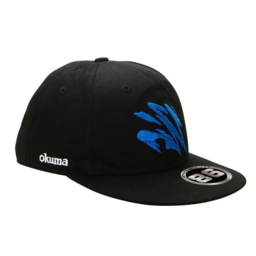 La Gorra Okuma Motif Flat PA01C022K es una elegante gorra negra que presenta un diseño de pez bordado en azul en el frente, "okuma" en blanco en el costado y una visera plana con una pegatina elegante, ideal para personas a la moda.