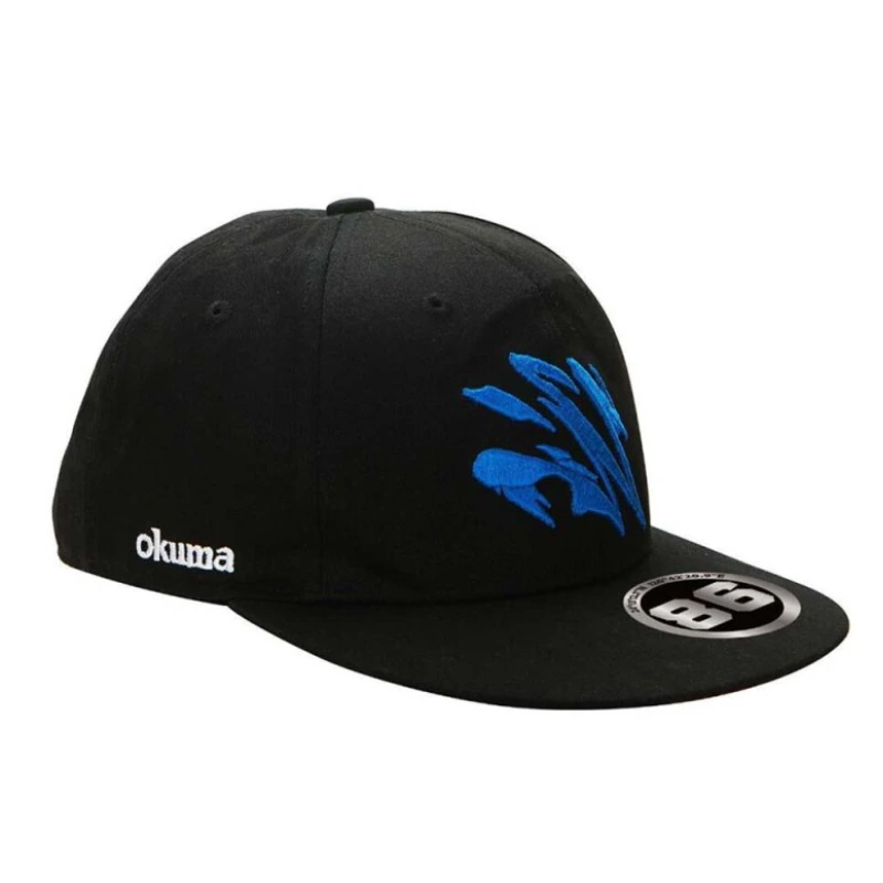 La Gorra Okuma Motif Flat PA01C022K es una elegante gorra negra que presenta un diseño de pez bordado en azul en el frente, "okuma" en blanco en el costado y una visera plana con una pegatina elegante, ideal para personas a la moda.