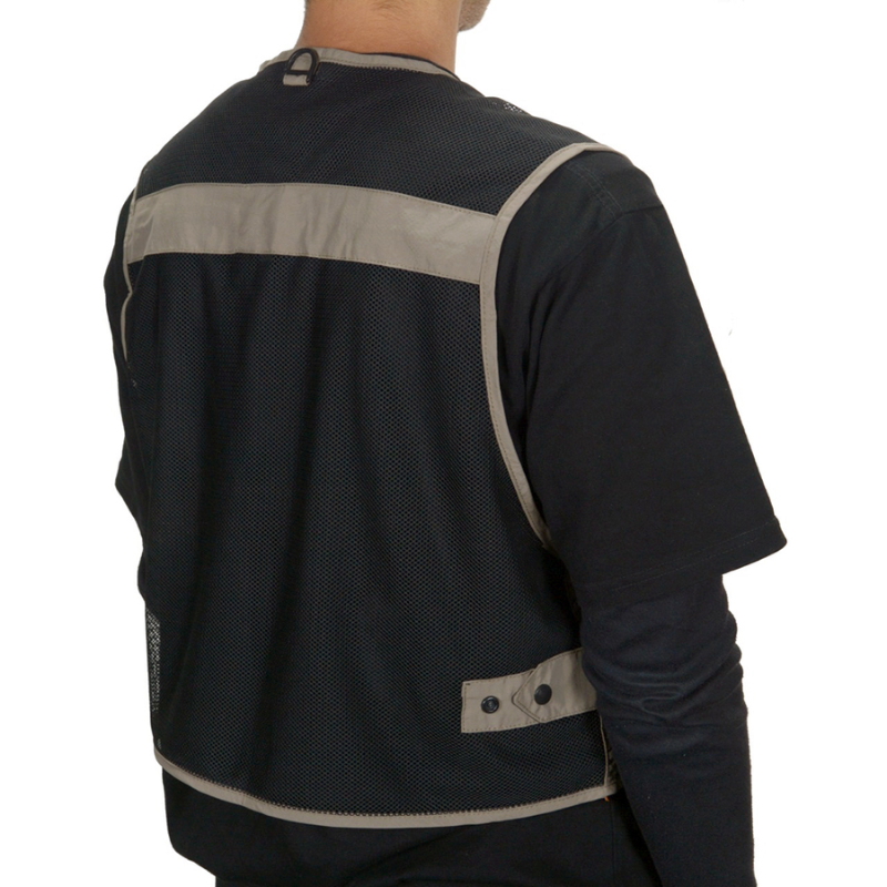 Se ve a una persona de espaldas, con un chaleco de seguridad negro de malla ligera de Ron Thompson con bandas grises reflectantes sobre una camisa negra de manga larga. El chaleco de pesca incluye cierres ajustables en la cintura para un ajuste seguro.