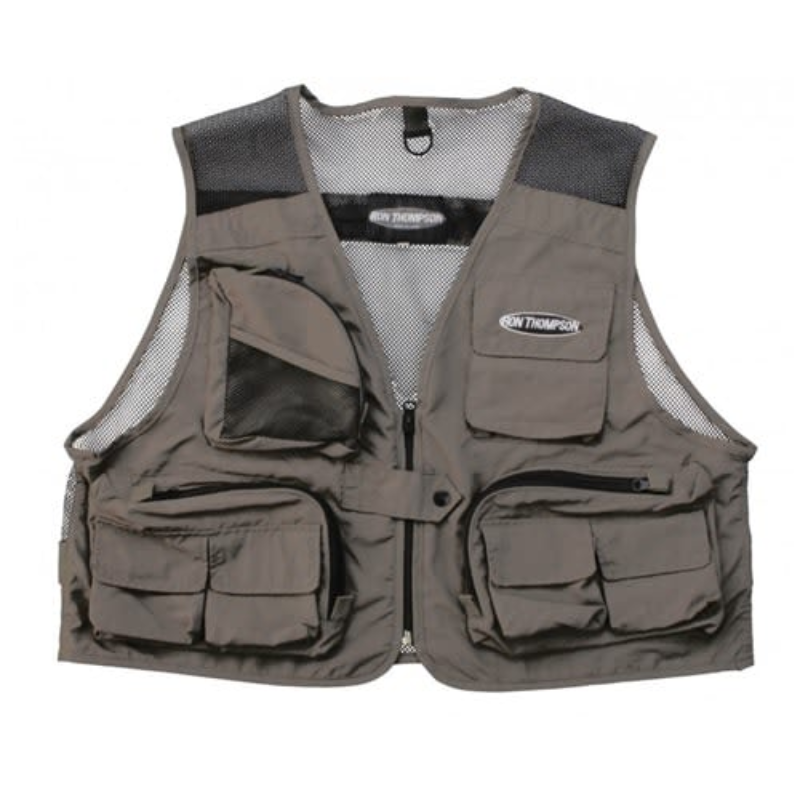 El chaleco de pesca Ron Thompson Mesh Lite es un chaleco de pesca de color caqui con múltiples bolsillos, hombreras de malla y cierre frontal. Tiene varios bolsillos para equipo y una etiqueta con el logotipo en la parte superior del pecho.