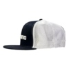 El gorro Shimano Flat Visor Snapback es una elegante gorra de camionero en blanco y negro con visera plana, parte posterior de malla y una elegante vista lateral. Tiene un panel frontal negro con texto bordado en blanco, mientras que los costados y la parte posterior están hechos de una malla blanca vaporosa.