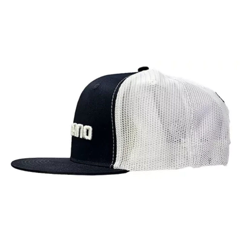 El gorro Shimano Flat Visor Snapback es una elegante gorra de camionero en blanco y negro con visera plana, parte posterior de malla y una elegante vista lateral. Tiene un panel frontal negro con texto bordado en blanco, mientras que los costados y la parte posterior están hechos de una malla blanca vaporosa.
