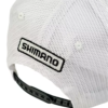 Primer plano del gorro Shimano Flat Visor Snapback, una gorra de malla blanca, que muestra la etiqueta negra "SHIMANO" bordada en la parte posterior. Cuenta con una correa negra ajustable con botones a presión para un ajuste perfecto.